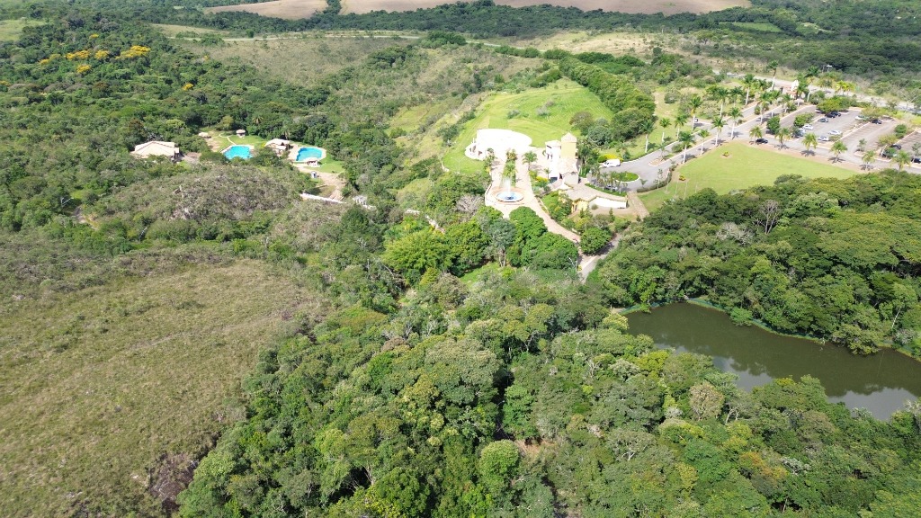 Bela cachoeira do Rio Bonito em meio à mata exuberante